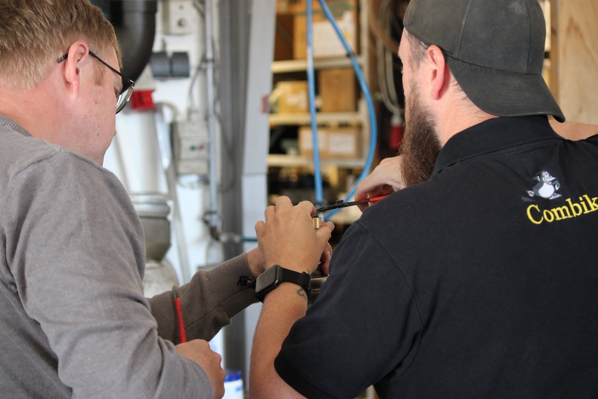 Installatører arbejder på ismaskine