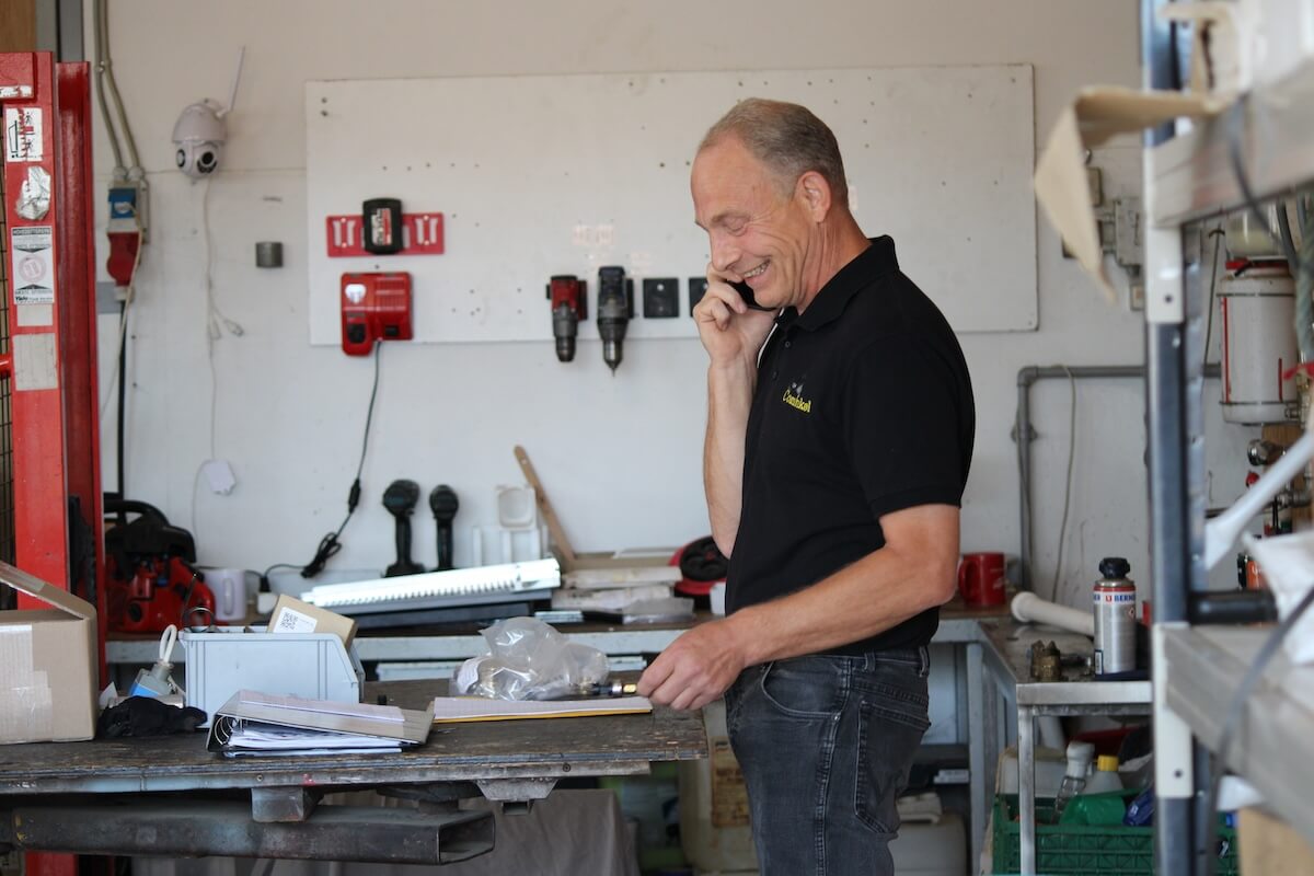 Henning direktør combikøl taler med kunde