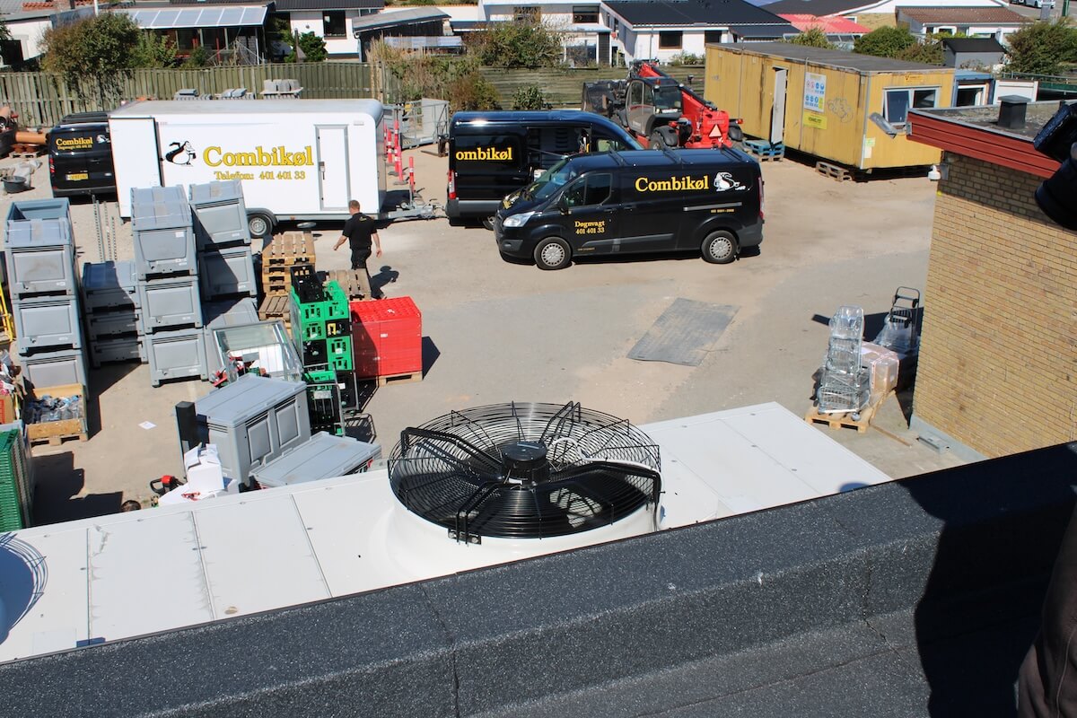 Køleanlæg på tag af supermarked